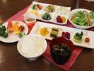 お客様からのお声から、和食も始めました♪長野県産コシヒカリと信州味噌を使用したお味噌汁をご用意
