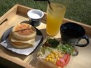ふんわりとしたイングリッシュマフィンの花ソーセージエッグ