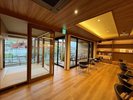 テラスラウンジ(時間:8時-チェックアウトまで 16-21時)フリードリンク、ライブラリー、キッズスペース等