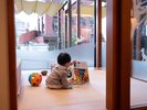 テラスラウンジ(時間:8時-チェックアウトまで 16-21時)フリードリンク、ライブラリー、キッズスペース等