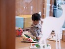 テラスラウンジ(時間:8時-チェックアウトまで 16-21時)フリードリンク、ライブラリー、キッズスペース等