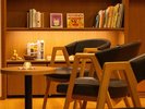 テラスラウンジ(時間:8時-チェックアウトまで 16-21時)フリードリンク、ライブラリー、キッズスペース等