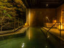 【露天風呂「牧水の湯」】檜を主とした豪壮な牧水の湯は朝と夜では違った顔を楽しむことができます。