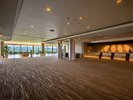 モダン&ローカルが融合したデザインの広々としたロビー