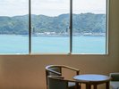 海側客室からの景色です。橋杭岩、紀伊大島が一望でき、お天気のいい日は朝日もご覧いただけます。
