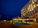 プールサイドの夜のホテル外観