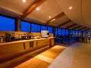 夜のラウンジ