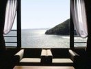 当館の自慢は海岸沿いに建つ絶景の宿。全室迫力のオーシャンビュー。波の音も聞こえ優雅なひと時♪