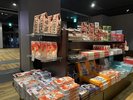 売店では青森県のお菓子を取りそろえております。