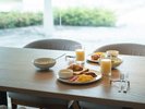 【朝食ブッフェ】朝日にきらめく湖を望むレストランで爽やかなご朝食を。