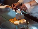 【朝食ブッフェ】手仕込みのフレンチトーストを鉄板で焼き上げます。