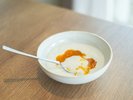 【朝食ブッフェ】地元養蜂場から仕入れる蜂蜜はヨーグルトにかけるのがおすすめ。