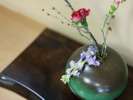 【フロント】季節のお花でお出迎え致します。
