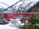 *【景観】白銀の景色の中に浮かぶ真っ赤な鉄橋