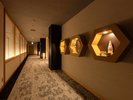 *リニューアルした通路はモダンにおしゃれな雰囲気にしております。