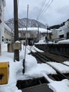 【周辺】最寄り駅では、白銀の景色を走る列車がお出迎え。
