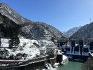 【景観】青と白のコントラストが美しく映える、雪化粧に包まれた絶景。冬の表情を浮かべる宇奈月ダム。