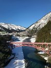 【景観】真っ白な雪の中に赤い橋が映え、黒部ならではの美しいコントラストが広がります。