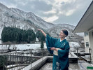女将の笑顔と一緒に、冬の景色をどうぞ。