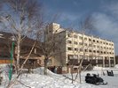 降り積もる雪とホテル外観<冬>