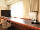 【シングル/ダブル】リッチモンド伝統の長机には卓上ライトや卓上コンセント、Lanケーブル差込口も完備