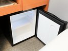 【冷蔵庫】中身は空です。2・3・7階に自動販売機がございます。