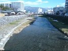 【女鳥羽川】ホテルのすぐ近くを流れる女鳥羽川。松本は湧き水が多く、女鳥羽川の流れも澄んでいます