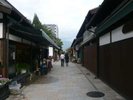 【なわて通り】昔ながらの露天が並ぶ小さな通り。