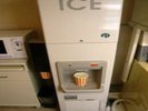 【製氷機】7階にご用意ございます。左の紙コップをご利用ください♪