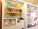 【ドリンク自動販売機】2階・3階・7階にございます。ビール、チュウハイなどアルコールもございます