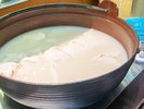 沖縄の伝統的な味わい「ゆし豆腐」を熱々で