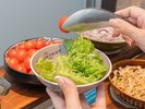 彩り豊かなサラダバーで、ヘルシーな一日の始まりを