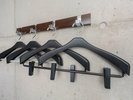 ボトムスもしっかり固定できるピンチ付きハンガー