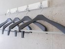 パンツやスカートの収納に便利なピンチ付きハンガー