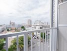 街の景色を楽しめるバルコニー付きのお部屋です