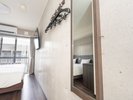 大きな鏡でお出かけ前の身支度もスムーズ