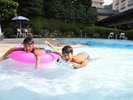 夏季限定の屋外プール♪お好きな浮き輪やボールを持ち込んで家族みんなリゾート気分☆