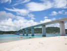 瀬底島まで車で35分