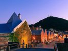 【赤レンガ倉庫群 夕焼け】ショッピングや飲食など複数店舗が連なる観光名所。当ホテルから徒歩7分。