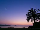 【夕日に染まる浜】海に沈む夕日が見られるマジックアワーの景色は圧巻です!