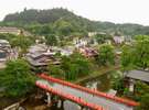 【川側客室一例】新緑の季節には、緑の山々と宮川と赤い「中橋」を眺めて癒しのひと時を…