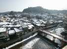 【川側客室一例】冬はお部屋から雪景色を。ゆったりとした気分で、高山の町並みを眺めると「ほっ」とします
