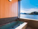 【レイクビュー1日3組限定◆展望湖面棟】離れ客室の展望風呂からゆったりと美しい湖を望む…