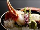 【冬・お料理】繊維の甘みを感じる活ガニのカニ刺しから、カニ料理のスタートです。