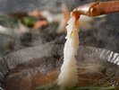 【冬・お料理】特製の出汁にサッと身をくぐらせて花が咲いた活ガニのカニしゃぶしゃぶ!