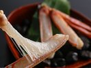 【冬・お料理】繊維の甘みを感じる活ガニのカニ刺しから、カニ料理のスタートです。