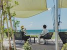 気分にあわせた居場所を見つけて。イエローパラソルのもと、フリードリンク&スナックで乾杯。