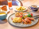 ブッフェスタイルの朝食でお好みをピックアップ♪