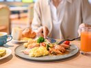 ブッフェスタイルの朝食でお好みをピックアップ♪