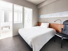 【セミダブル】窓側シャワーブース(バスタブなし)ベッド幅140cm×長さ195cm×1台